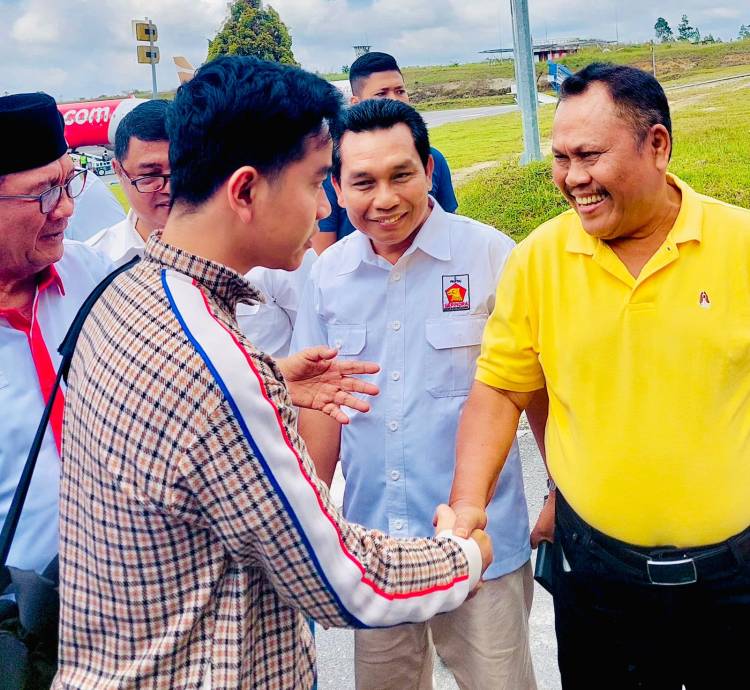 Kunjungan ke Kawasan Danau Toba, Jhoni Allen Marbun Bersama Ribuan Simpatisan Sambut Gibran Rakabuming Raka di Bandara Silangit