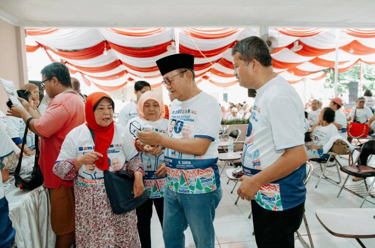 Peserta Kampanye Bobby-Surya Dibagi Kacamata Gratis