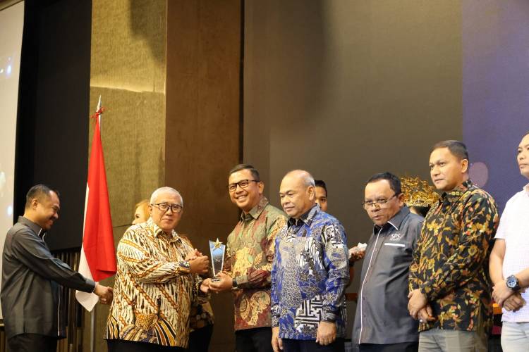 Raih Sahabat Pers Award, Pjs Bupati Toba: Pers Mitra Pemerintah dalam Membangun Kabupaten Toba