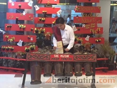 Universitas Kristen (UK) Petra Surabaya Rayakan Natal dengan Tortor Batak