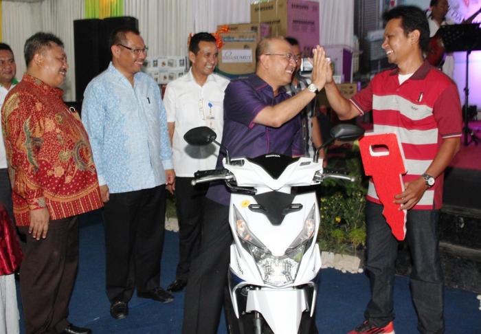 Dispenda Berhasil Kumpulkan Rp.8,2 M, Beri Sepedamotor ke Warga