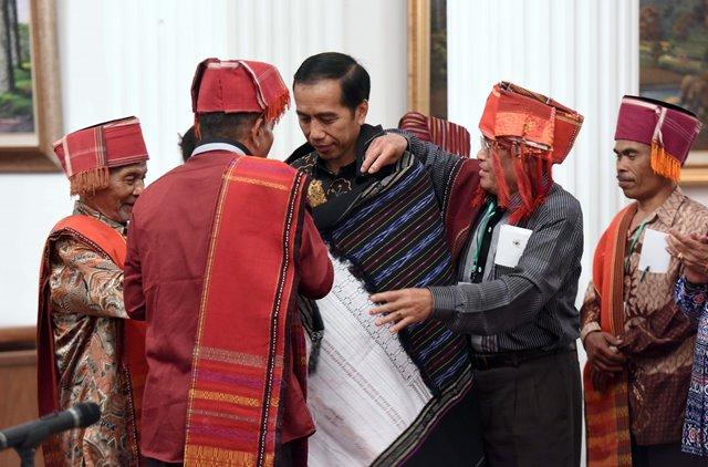 Jokowi Serahkan 9 Surat Pengakuan Hutan Adat, Termasuk Pandumaan Sipituhuta Humbahas