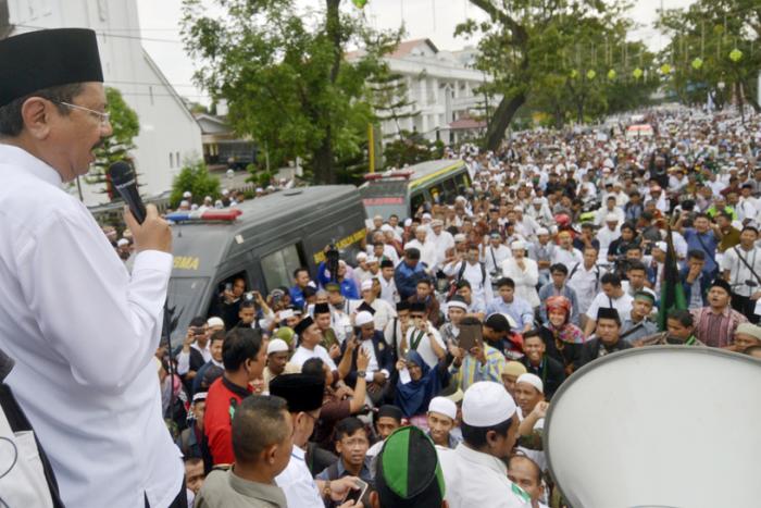 Aksi 212, Makan Nasi Bungkus Bersama Puluhan Ribu Umat Islam