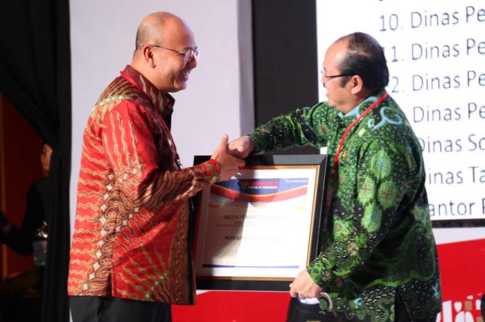 Wali Kota  Terima Penghargaan Predikat Kepatuhan Standar Pelayanan Publik dari Ombudsman RI