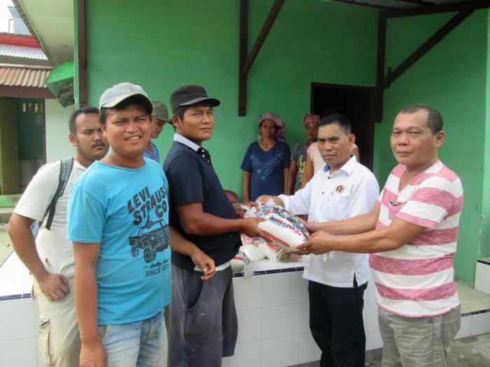 Panitia Natal Wartawan-KPID Sumut Serahkan Bingkisan Kepada Pegawai Pekuburan Kristen Simalingkar-B