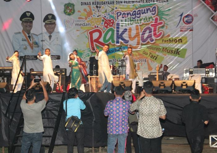 Masih Dilaksanakan, Warga Saksikan Pangung Hiburan Rakyat