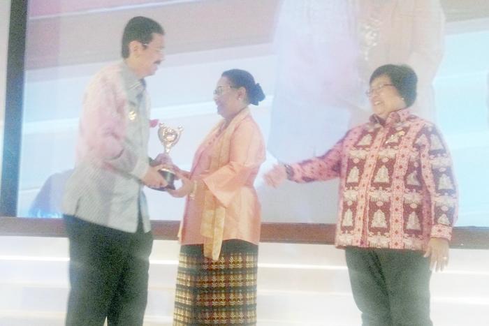 Gubernur Persembahkan Penghargaan APE untuk Kaum Ibu