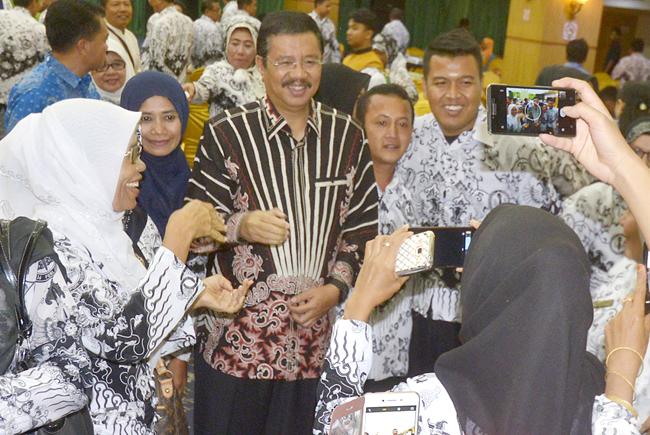 Ini Tingkah Manja Guru-guru Sama Gubernur Sumut