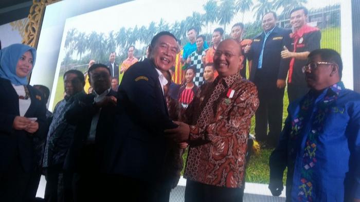 Anugerah Pembina Umum Terbaik Karang Taruna 2016 untuk Dzulmi Eldin