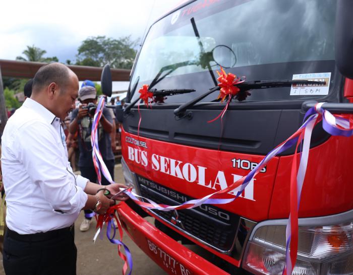Bupati Nikson Nababan, Serahkan Bus Sekolah di Garoga  