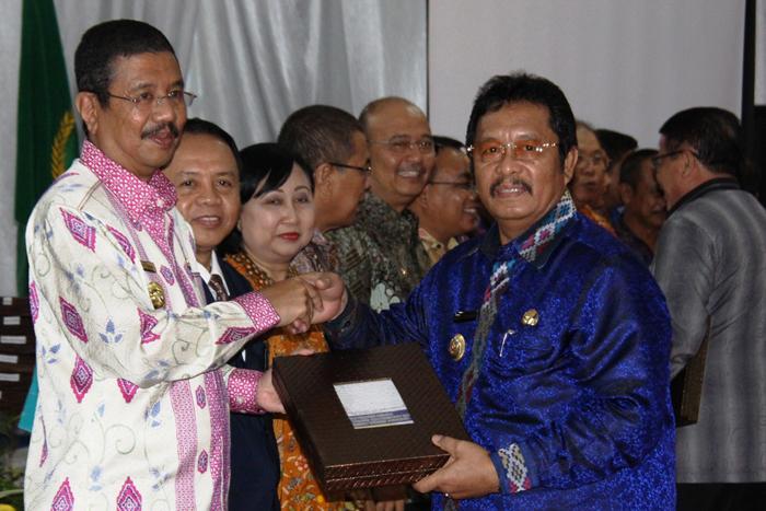 Gubernur Serahkan DIPA 2017, Total Alokasi APBN di Sumut 19,8 Triliun