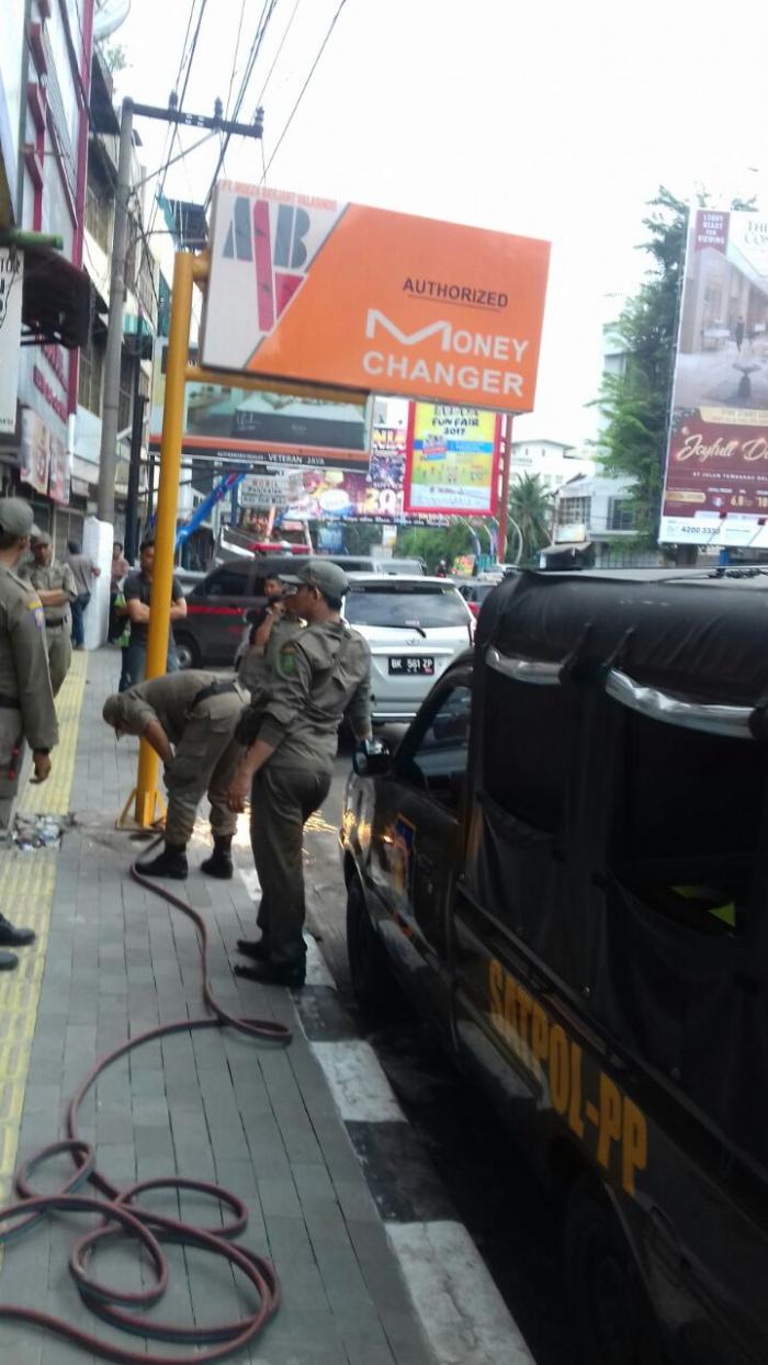 Satpol PP Tertibkan Papan Reklame di Jalur Pedestrian