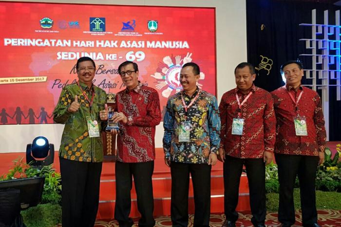 Gubernur Raih Penghargaan Mendorong Kabupaten/Kota Peduli HAM