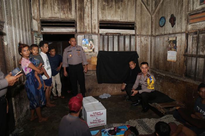 Kapolrestabes Medan Beri Bingkisan Natal Bagi Warga Kurang Mampu