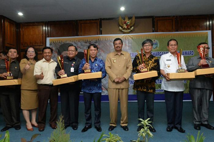 Gubernur Serahkan Raskin Award, Penyaluran Lambat Rugikan KPM