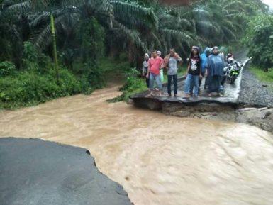 Banjir di Angkola Selatan, Jalan Hotmix Baru Dikerjakan Tergerus Air