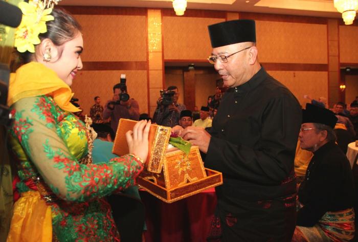 Dzulmi Eldin Terima Penghargaan Dari Dunia Melayu Dunia Islam