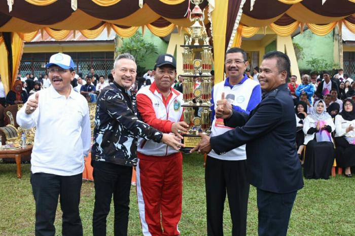 SK Guru Non PNS dan SK Kenaikan Pangkat Guru PNS Diserahkan di Madina