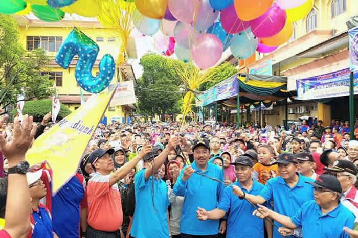 Gubernur Beri Hadiah Umrah Jalan Sehat Bersama Ribuan Warga Muhammadiyah