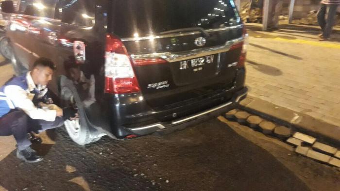 Dishub Gembosi Mobil dan Sepeda Motor di Depan Merdeka Walk