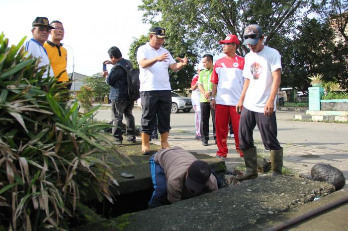 Akhyar Nasution Pimpin Gotong Royong Bersihkan Drainase di Gerbang Tol Bandar Selamat