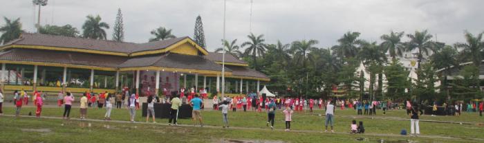 Meski Lapangan Becek Warga Tetap Antusis Ikut Senam CFD & Senam Jantung Sehat