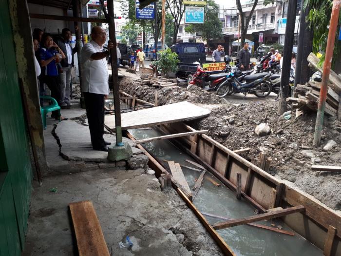 Wali Kota Tinjau Pembangunan Drainase Jalan Setia Budi Angkat Seluruh Tanah Bekas Galian Drainase