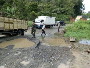 Jalinsum Rusak Timbulkan Macet di Pargarutan