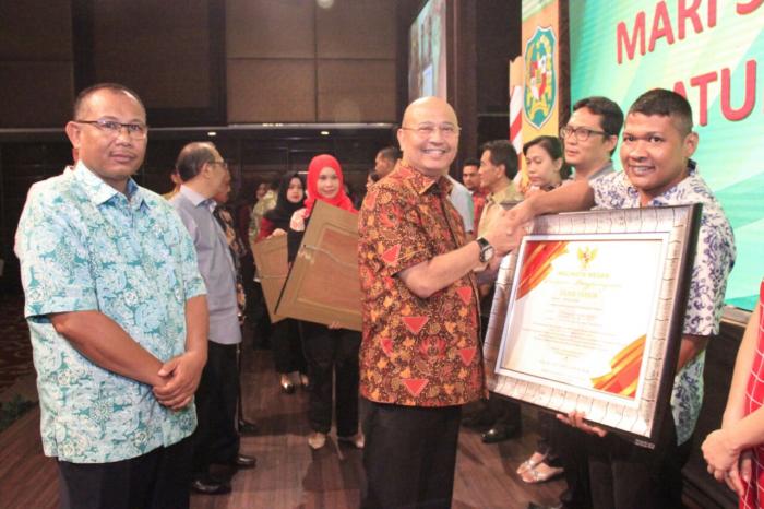 Taat dan Tepat Waktu Bayar Pajak Pengusaha Terima Penghargaan