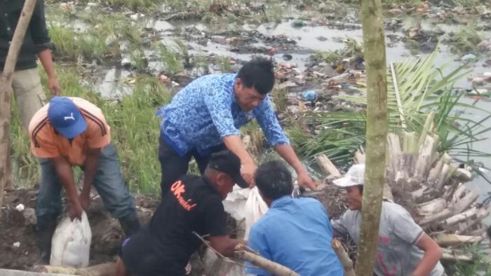 Jajaran Kecamatan Medan Marelan dan Masyarakat Perbaiki Tanggul Jebol