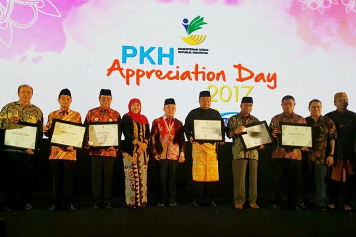 Gubernur Terima Penghargaan Dana Sharing PKH dari Mensos