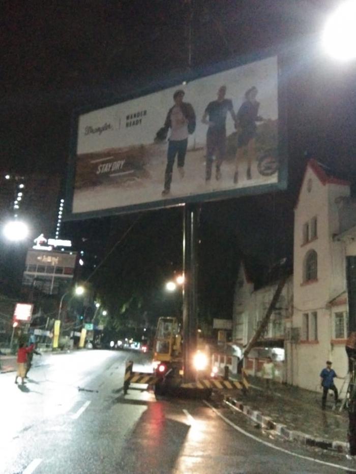 15 Papan Reklame Bermasalah Ditumbangkan Lagi