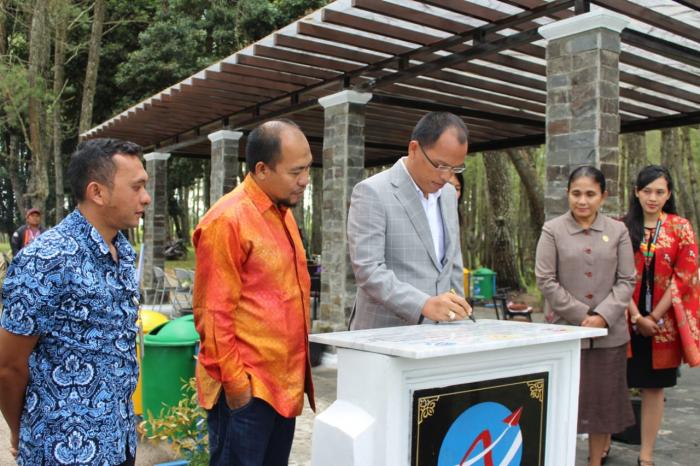 Bupati Humbahas Resmikan Anjungan Danau Toba di Wisata Sipinsur