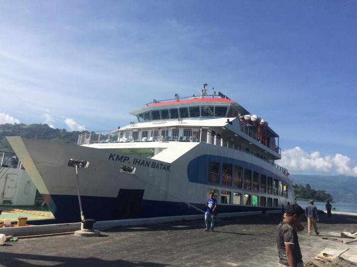 KMP Ihan Batak Meluncur di Perairan Danau Toba