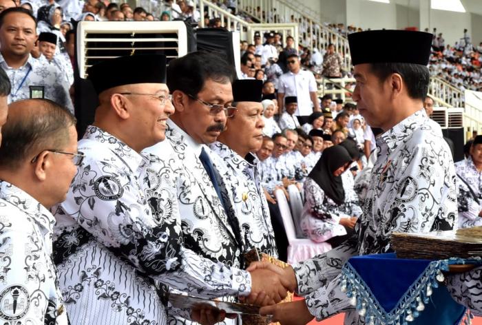 Presiden Beri Penghargaan Dwija Praja Nugraha untuk Kepala Daerah