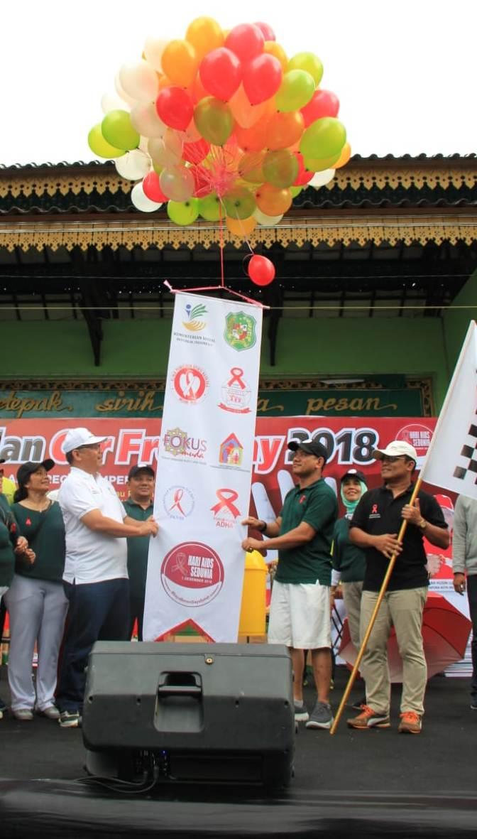 CFD Diwarnai Gerak Jalan Beregu Peringatan Hari HIV/AIDS