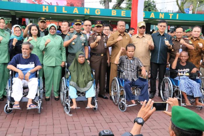 Pangdam I/BB Serahkan Kursi Roda Bagi Disabilitas di Lapangan Benteng Medan