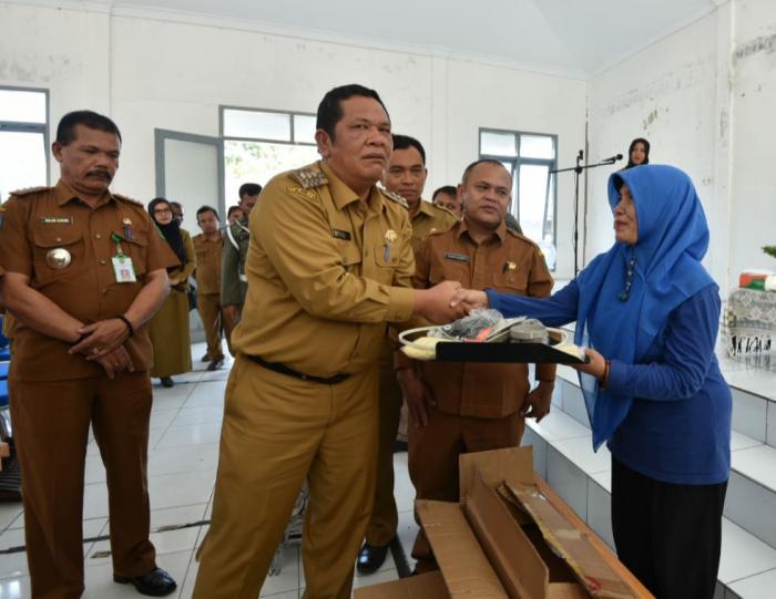 Walikota Padangsidimpuan Salurkan Bantua Peralatan Bagi UMKM