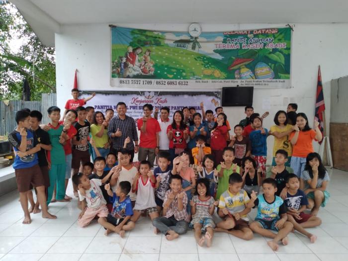 Panitia Natal PWI Sumut Berbagi Kasih ke Panti Asuhan