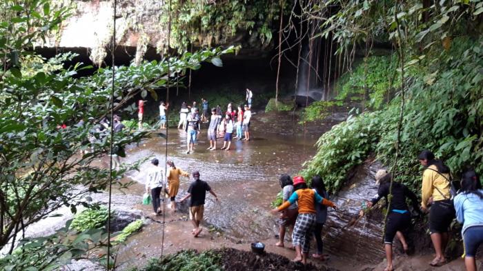 Wisata Alam Seribu Goa Banuarea