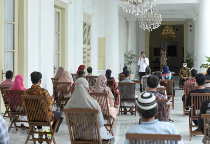 Presiden Jokowi Serahkan Bantuan Modal Kerja di Istana Bogor