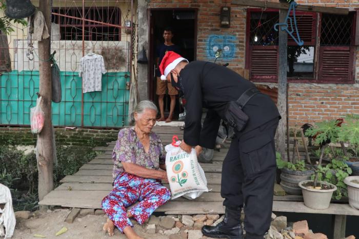 Sambut Nataru, Brimob Polda Sumut Berbagai Kasih