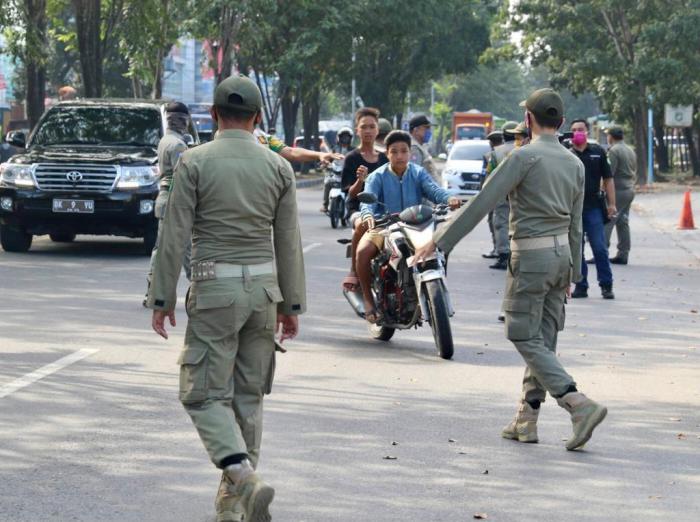 Tim Covid-19 Pemko Medan Gelar Razia Depan RCW Jalan Ringroad, Puluhan Warga Terjaring Tidak Pakai Masker