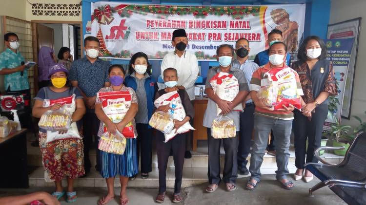 YSKI Bagi Paket Natal Bagi Warga Pinggir Rel Cinta Damai Medan