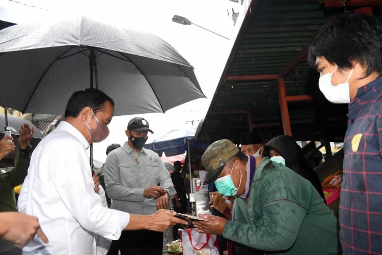 Presiden Serahkan Bantuan Tunai bagi Pedagang di Pasar Kertek