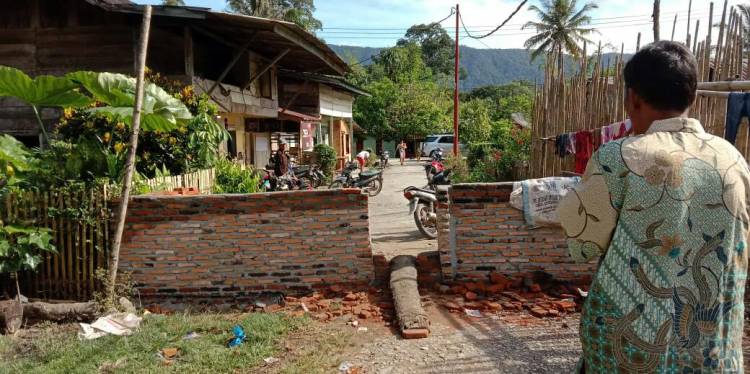 Diduga Beda Pilihan, Warga Tarabintang Tutup Jalan Umum