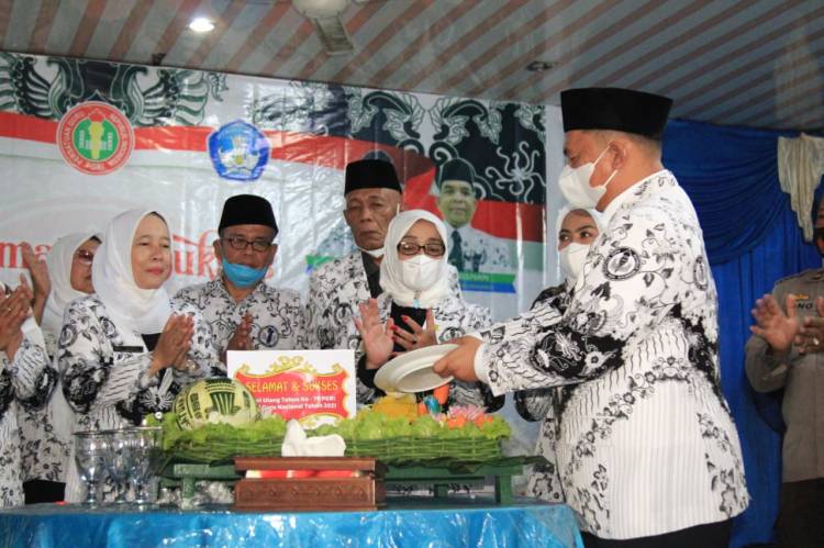 Bupati Labuhanbatu : "Saya Tidak Akan Lupa Jasa Guru Saya"
