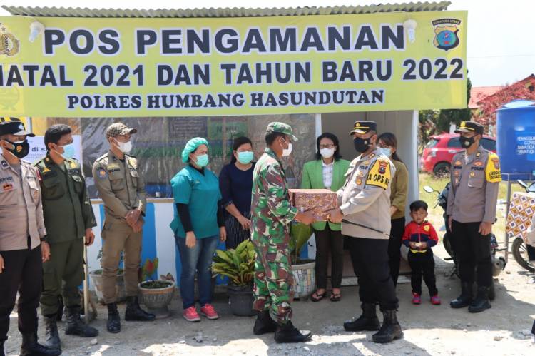 Kapolres Humbang Hasundutan Berikan Bingkisan Kepada Petugas Yang Jaga di Pos Pengamanan Natal 2021 dan Tahun Baru 2022