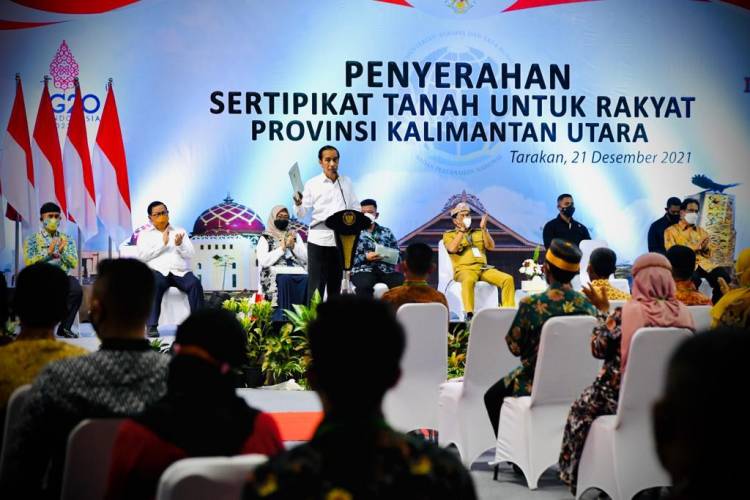 Presiden Jokowi Serahkan Sertifikat Hak Atas Tanah bagi Masyarakat di Kalimantan Utara