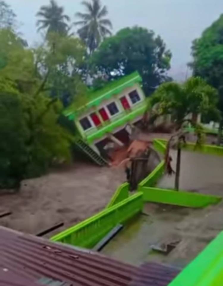 Hujan Deras Guyur Sidimpuan, 1 Rumah Bertingkat Roboh, Kantor Satpol PP Kebanjiran